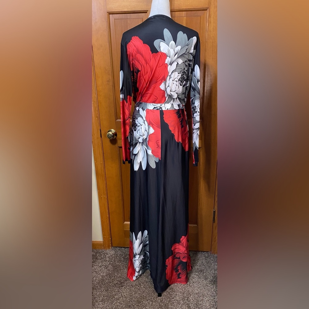 NWOT Urbanic Plus Size Bold Floral Faux Wrap Maxi Dress - Picture 3 of 5